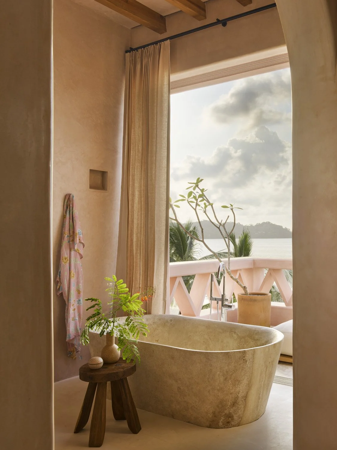SummerThorntonDesign-ShotByAnnieSchlechter-CasaRosada-PrimaryBathroom-3.jpg