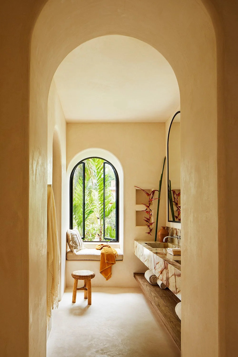 SummerThorntonDesign-ShotByAnnieSchlechter-CasaRosada-FamilyRoomBath-1.jpg