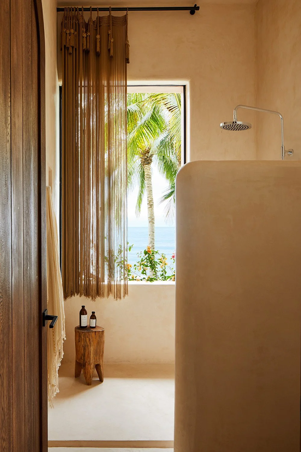 SummerThorntonDesign-ShotByAnnieSchlechter-CasaRosada-FamilyRoomBath-2.jpg