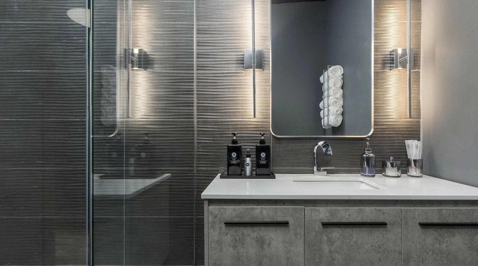 Discover Hollyhock Suites: Louisville's Premier Luxury Group Accommodations!