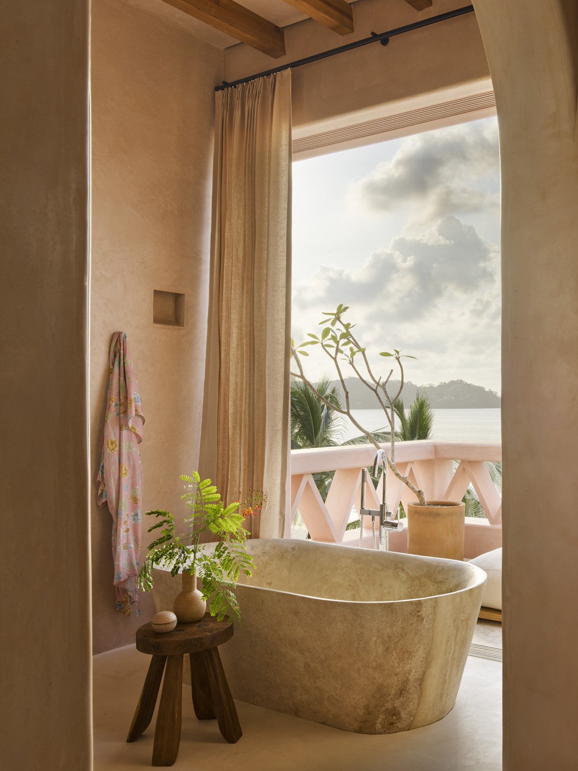 SummerThorntonDesign-ShotByAnnieSchlechter-CasaRosada-PrimaryBathroom-3.jpg