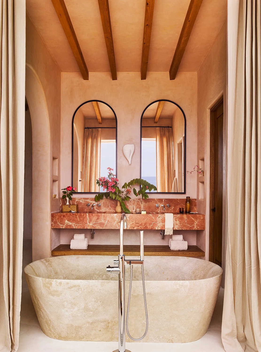 SummerThorntonDesign-ShotByAnnieSchlechter-CasaRosada-PrimaryBathroom-1.jpg